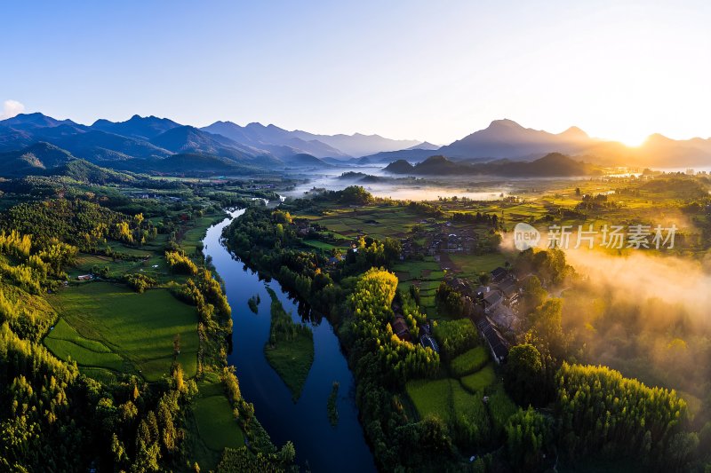 河畔晨曦下的美丽山水风光