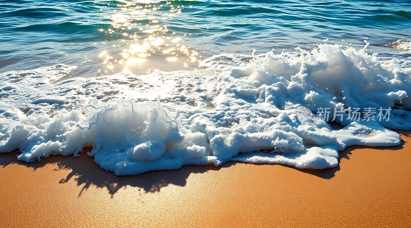 阳光下的海浪轻拍沙滩