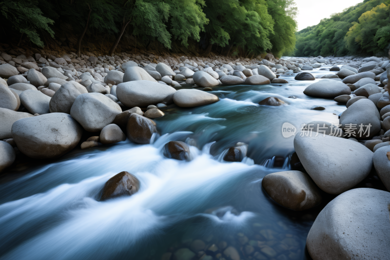 一条河流流经岩石区高清风景图片