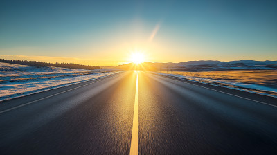 晨曦清晨冬季公路马路通往希望温暖道路雪路