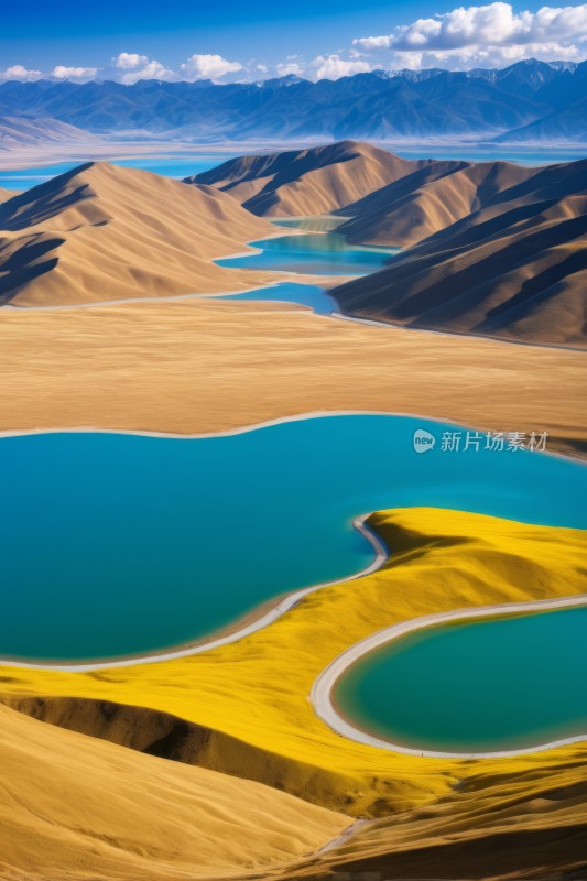 被山脉和沙丘包围的湖泊的景观高清风景图片