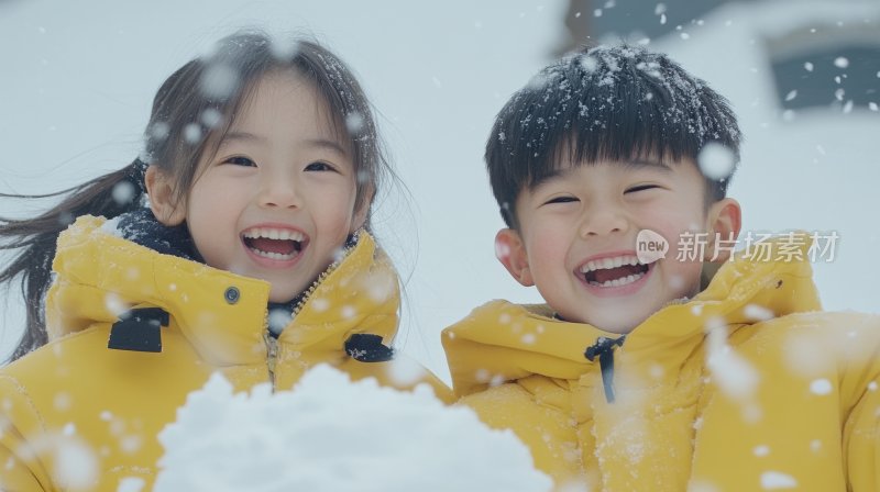 笑脸小孩儿童冬天下雪雪地快乐童年