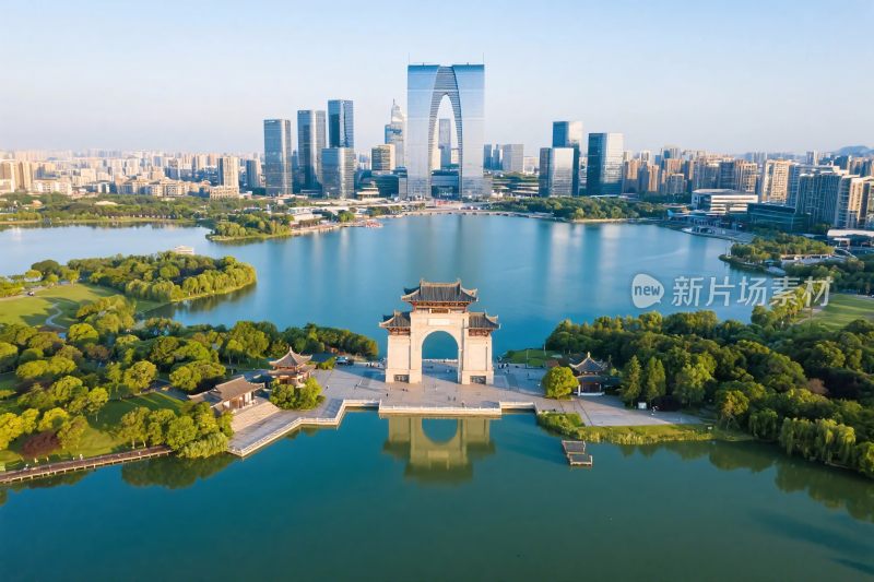 城市古建与湖泊风光