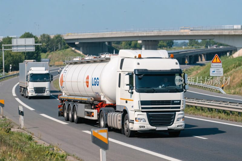 公路罐式货车行驶