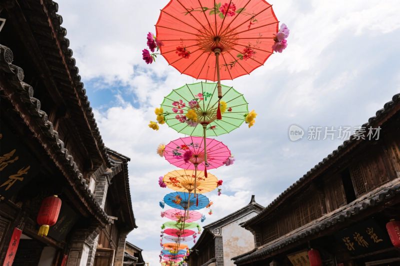 古巷彩色油纸伞