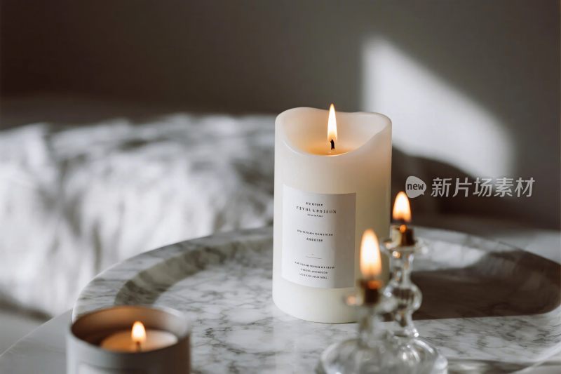 桌上点燃的蜡烛营造温馨氛围