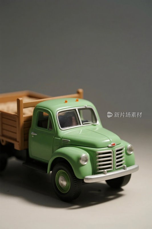绿色复古卡车玩具