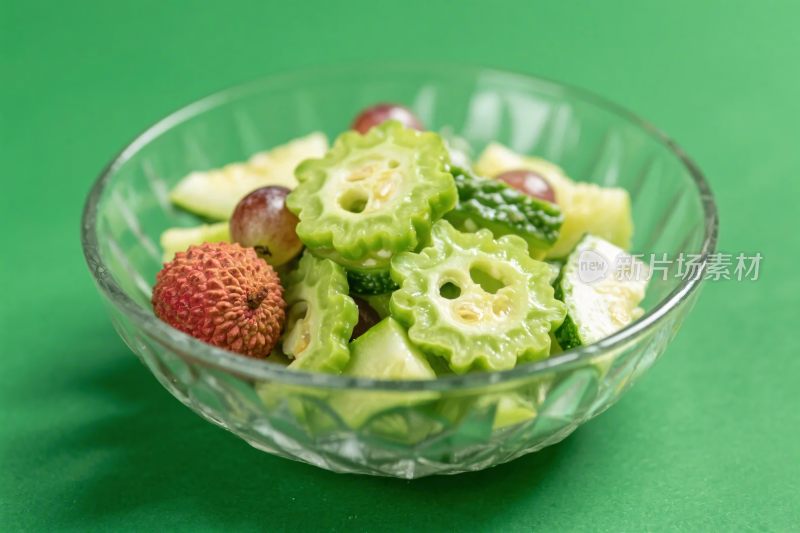玻璃碗装蔬菜水果沙拉