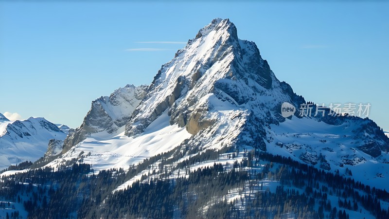 雪峰耸立林海苍茫