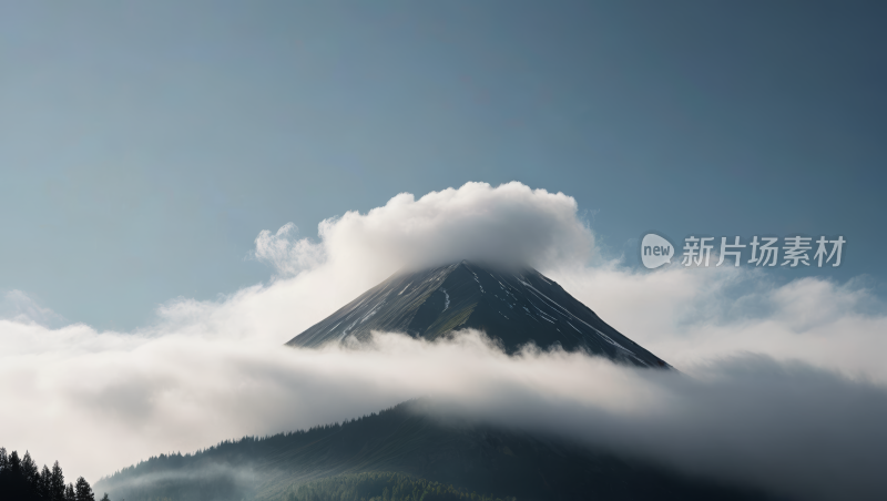 一座云雾缭绕的高山清风景图片