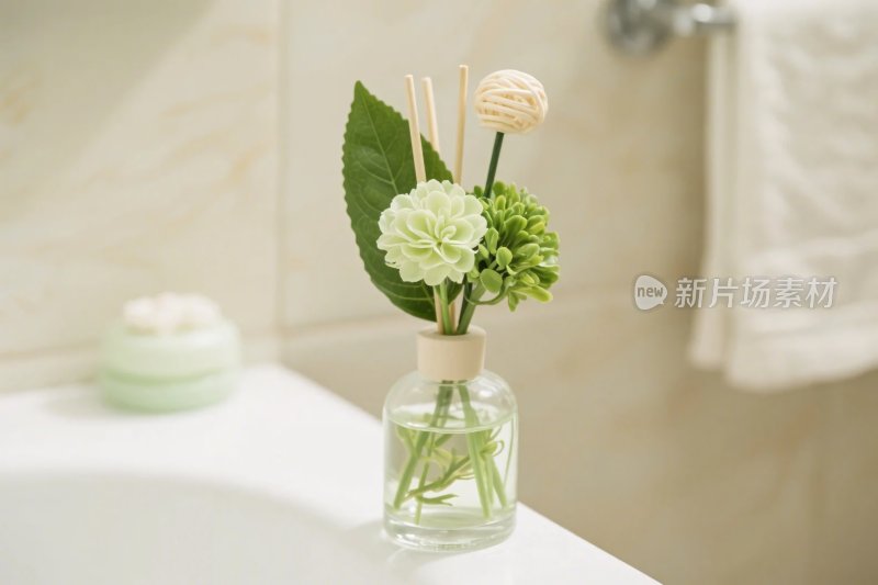 洗手台上的玻璃花瓶插花