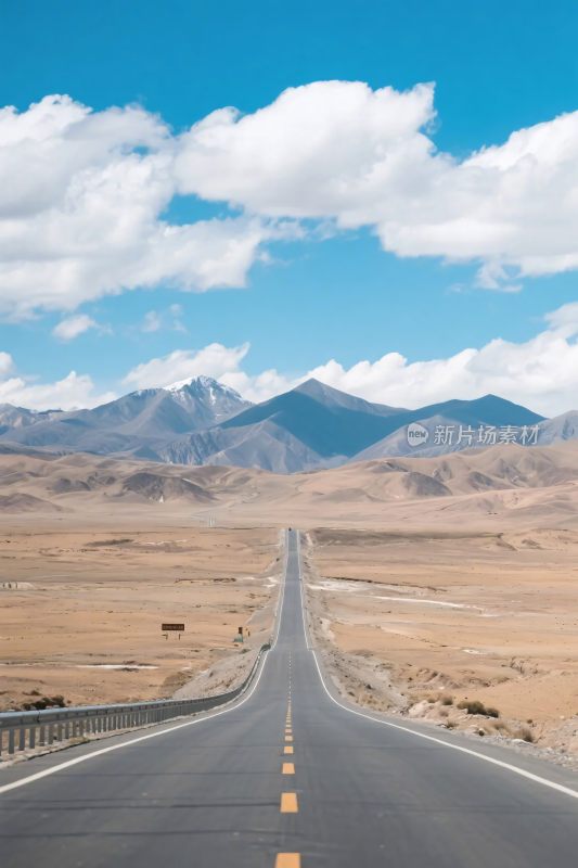 公路与远山风景图