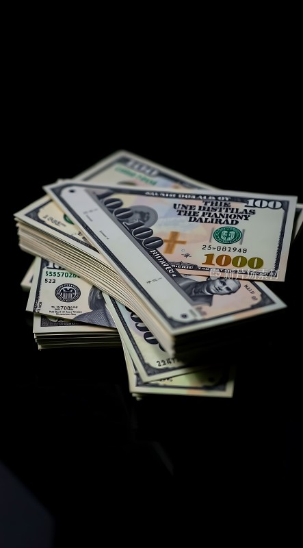 百元美钞堆叠金钱诱惑视觉冲击