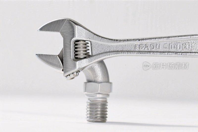 扳手拧水管工具场景