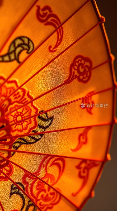 红色油纸伞上的花卉图案