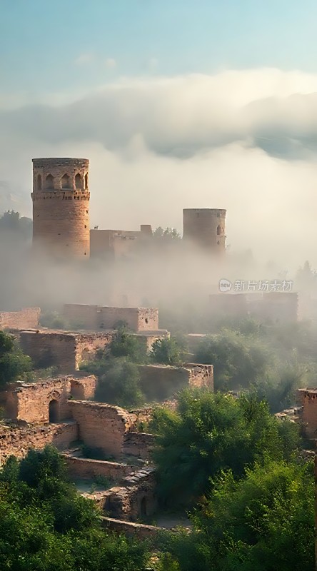 晨雾中的古城堡遗迹