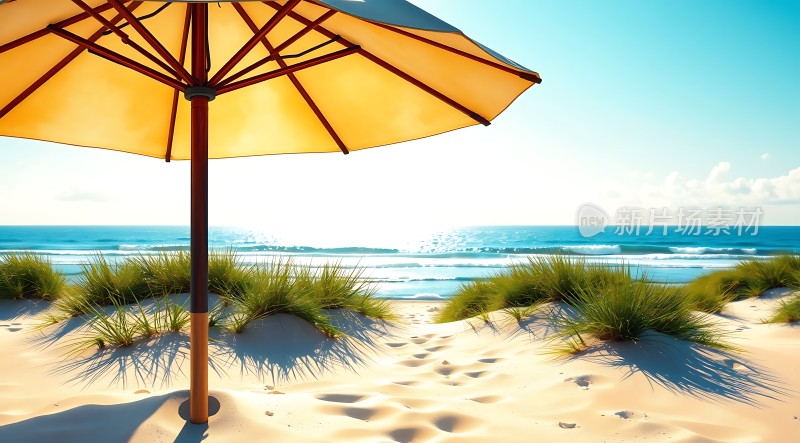 阳光下的海滩伞与海浪