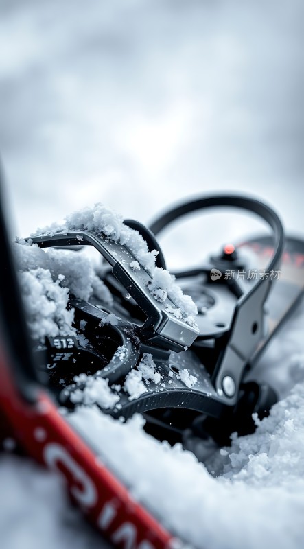 雪地中的滑雪板