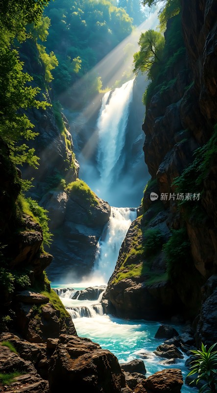 阳光下的瀑布与溪流