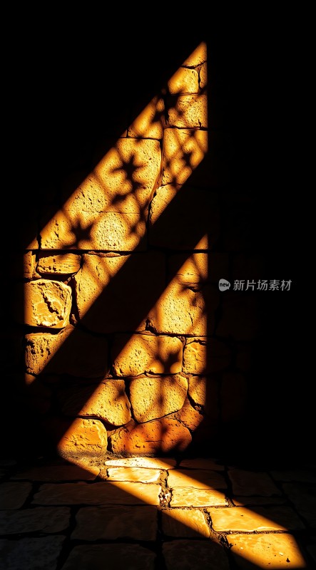 阳光下的石墙光影交错