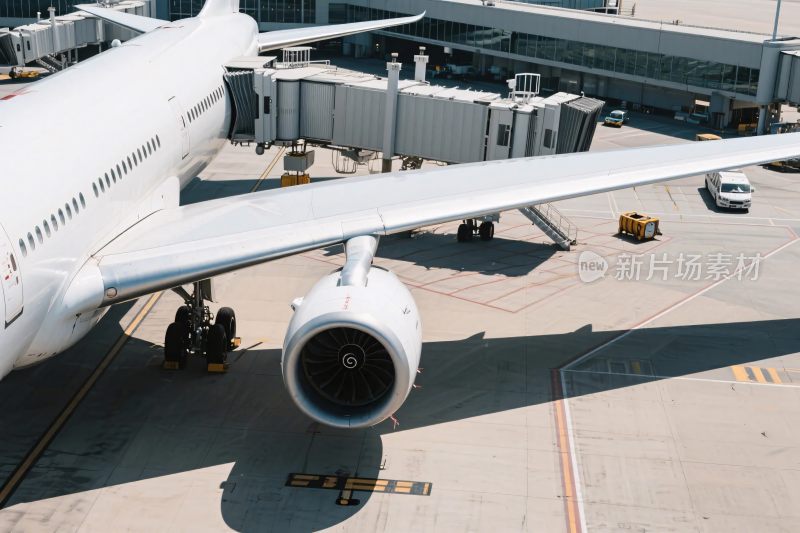 机场停机坪的客机