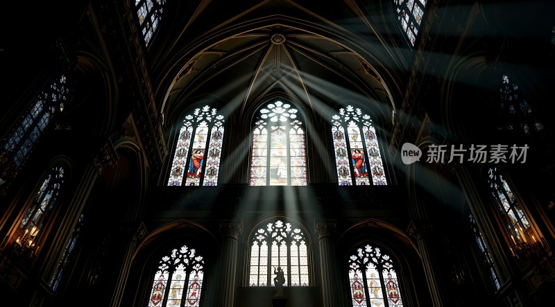 阳光洒进教堂内部彩色玻璃窗映衬出神圣氛围
