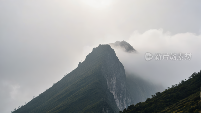 非常陡峭的高山清风景图片