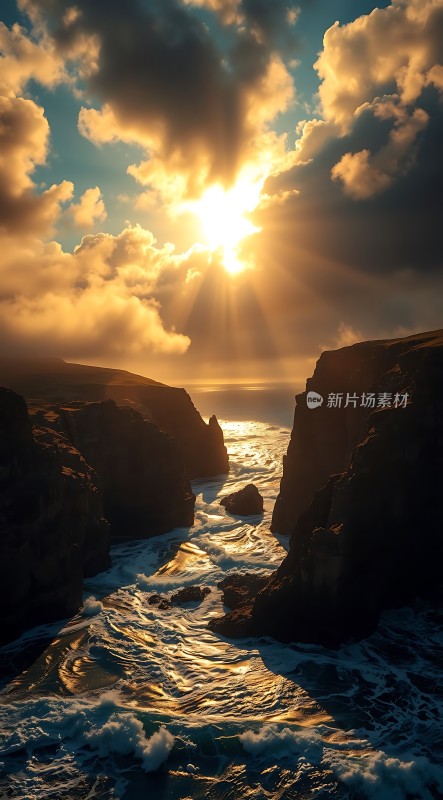 阳光下的海浪与岩石