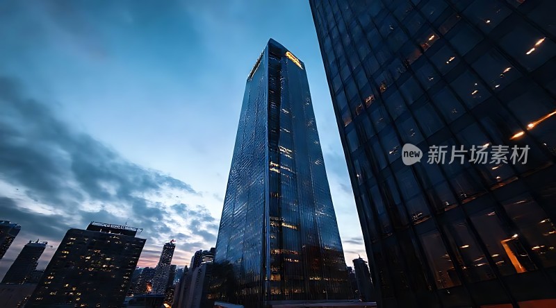 摩天大楼夜幕下的璀璨光芒