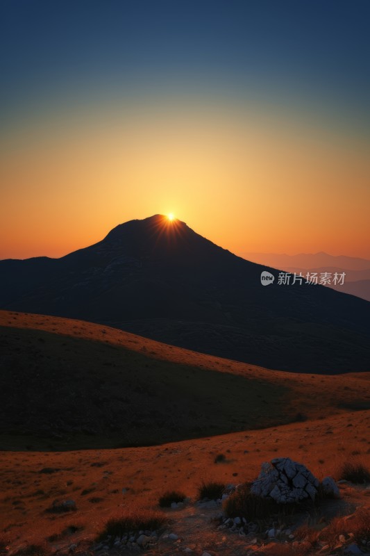 日落过一座山一块孤独的岩石高清风景图片