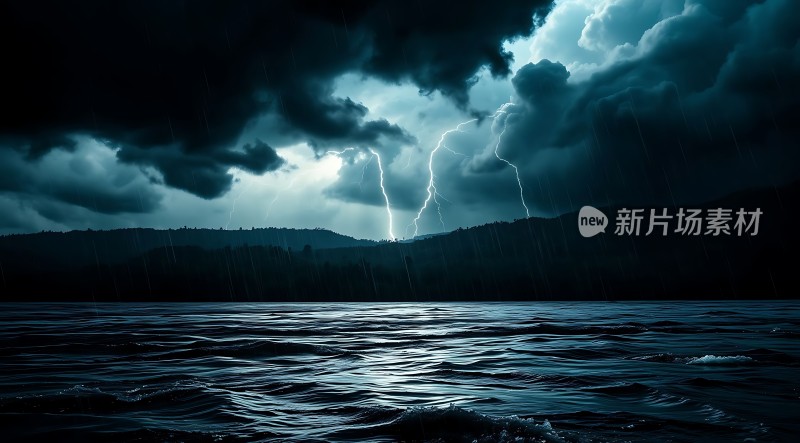 雷雨夜下的湖面