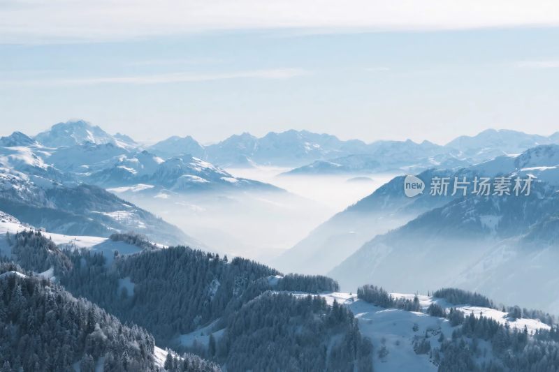 雪山雾景风景图