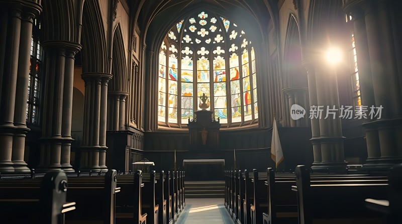 阳光洒进教堂内部彩色玻璃窗映照出神圣光芒