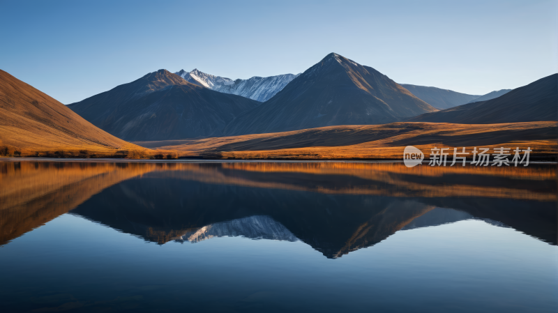 山倒映在天空晴朗的湖泊中风景图片