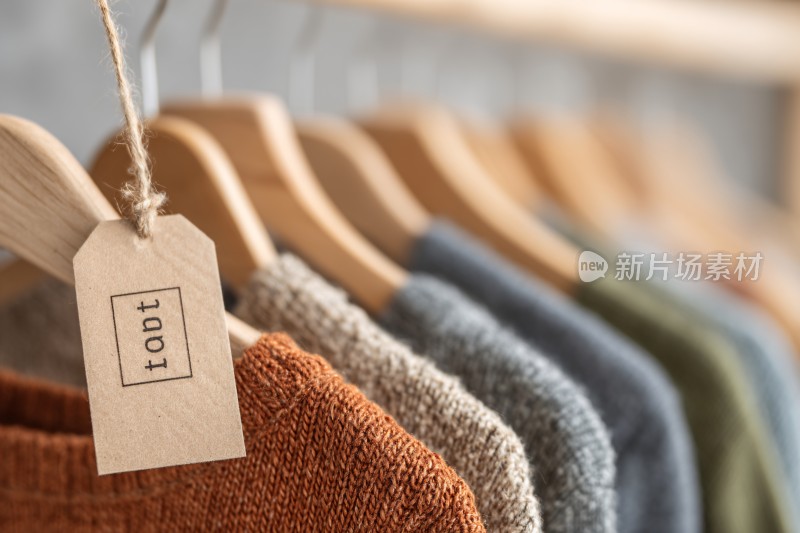 挂着标签的多彩毛衣陈列