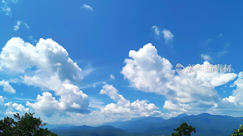 蓝天白云下的宁静山景