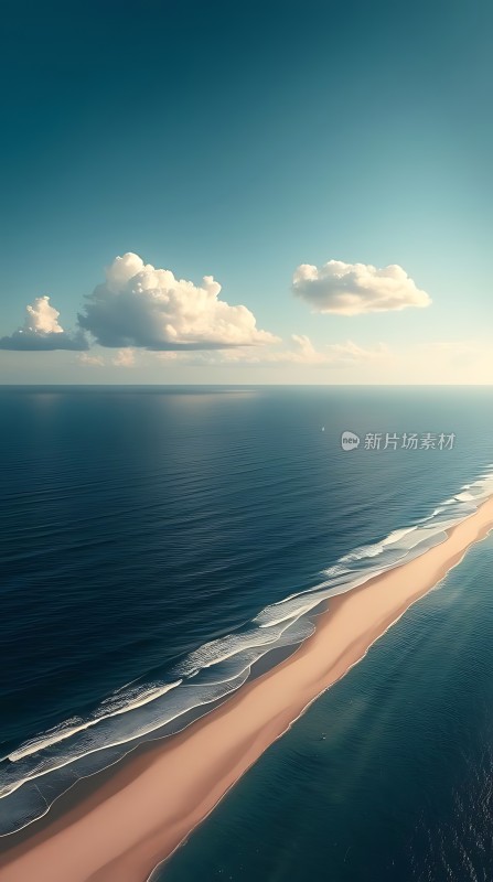 蓝天白云下的金色沙滩与蔚蓝大海