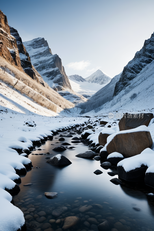 雪山景观前景为溪流和岩石高清风景图片