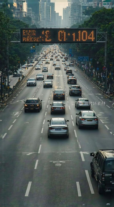城市交通高峰期车流如织拥堵不堪