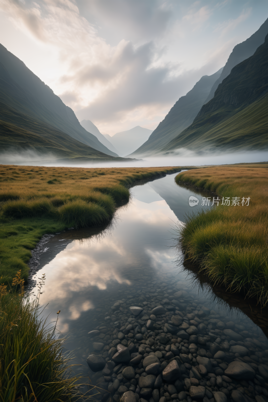 一条小溪流过一片草地高清风景图片