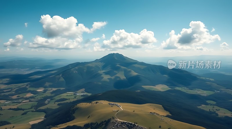 蓝天白云下的绿色山丘