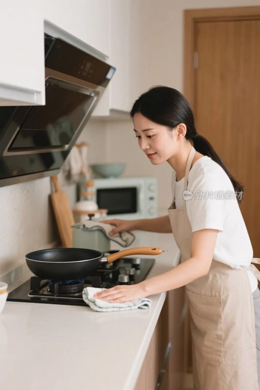 厨房女性清洁场景