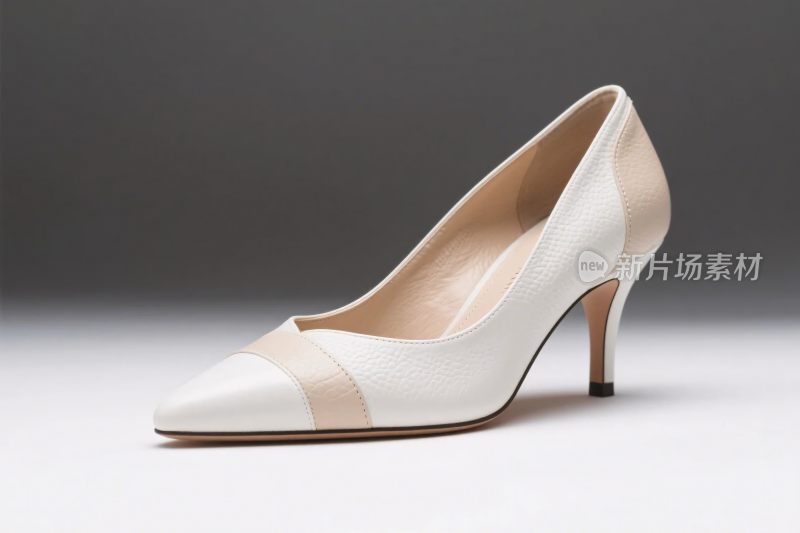白色女式尖头高跟鞋