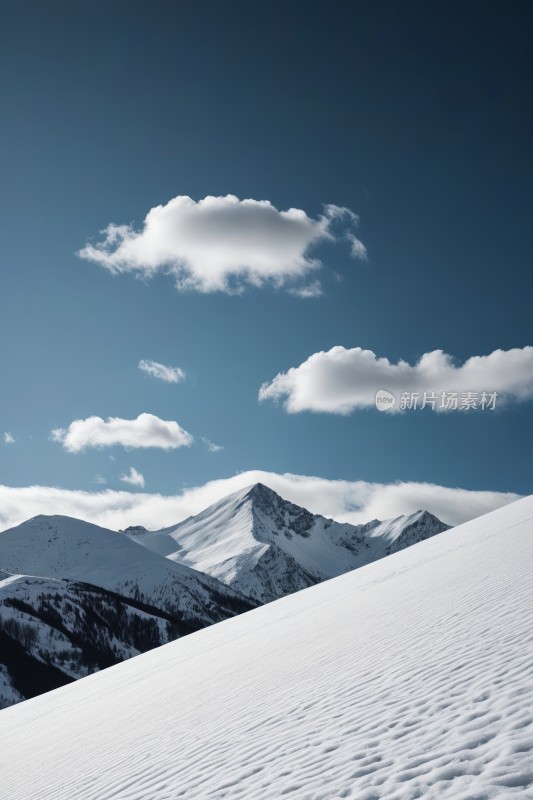 滑雪者们正在一座雪山上行走一座高山清图片