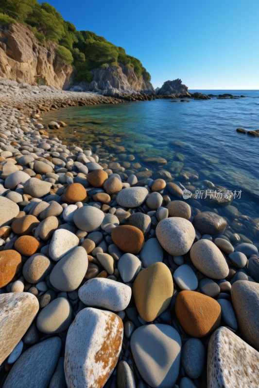 水边海滩上的卵石和岩石高清风景图片