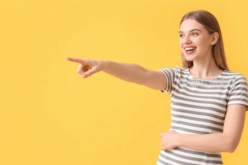 女性指向动作黄色背景
