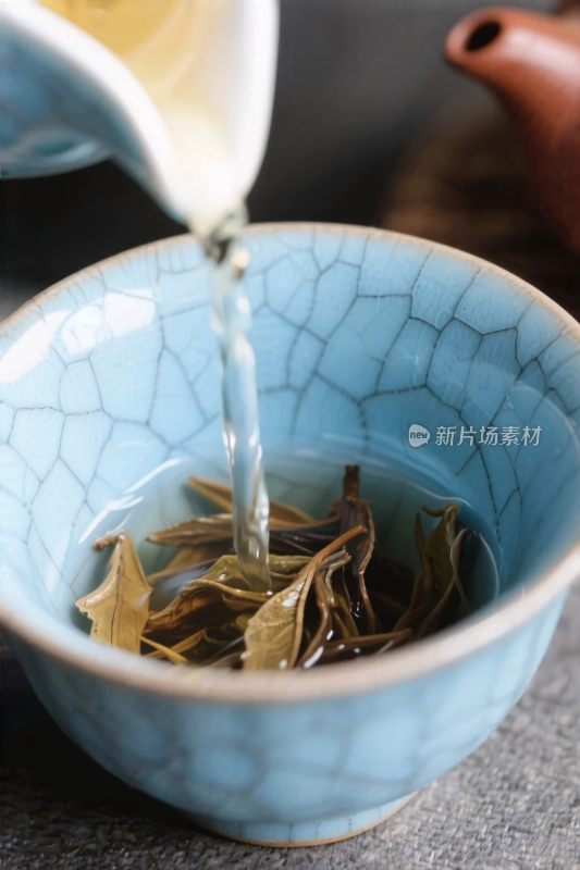 茶具倒水带裂纹茶杯
