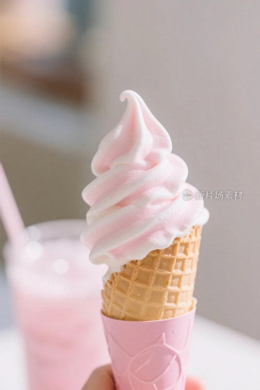 粉色奶油冰淇淋甜筒