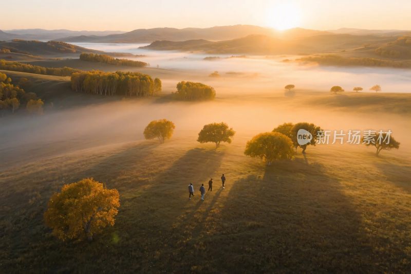 晨曦中草原上的漫步人群