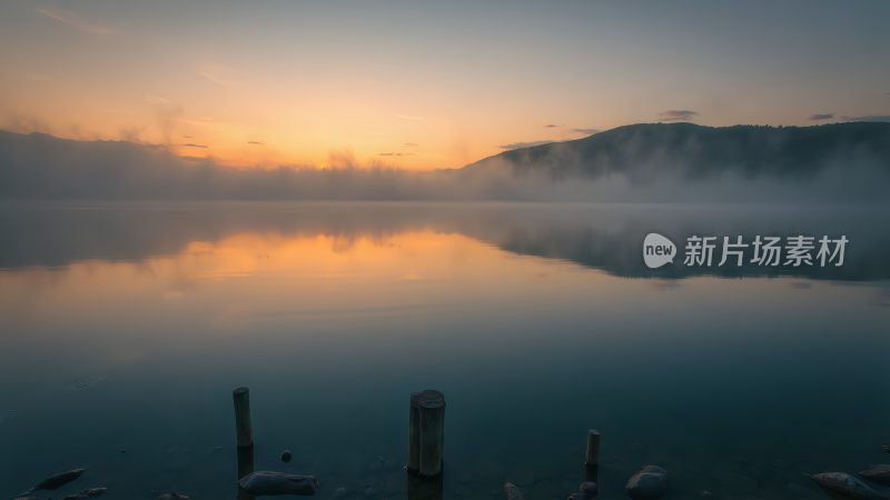 晨曦映照下的静谧湖面